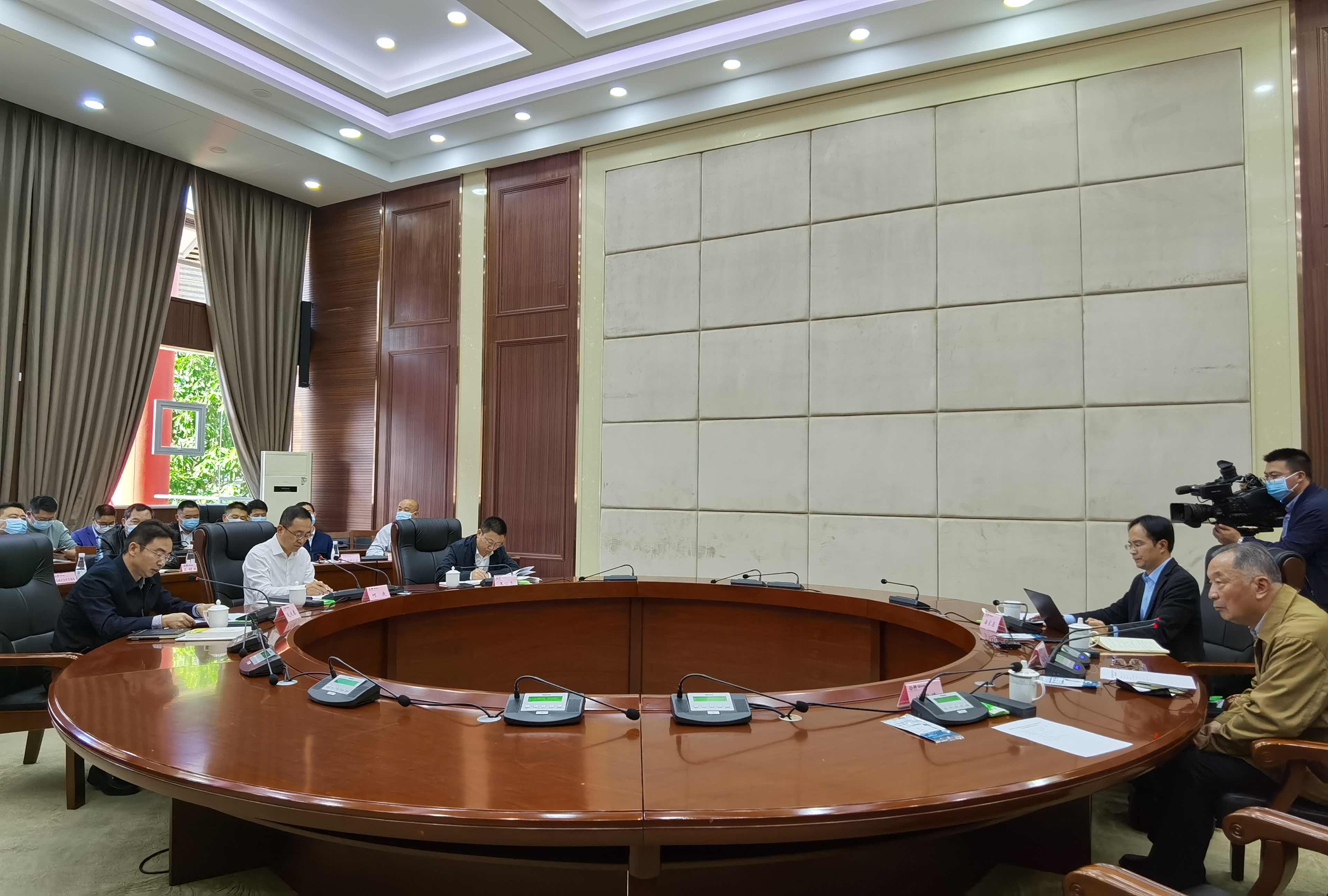 图5 调研组与区委领导座谈.jpg