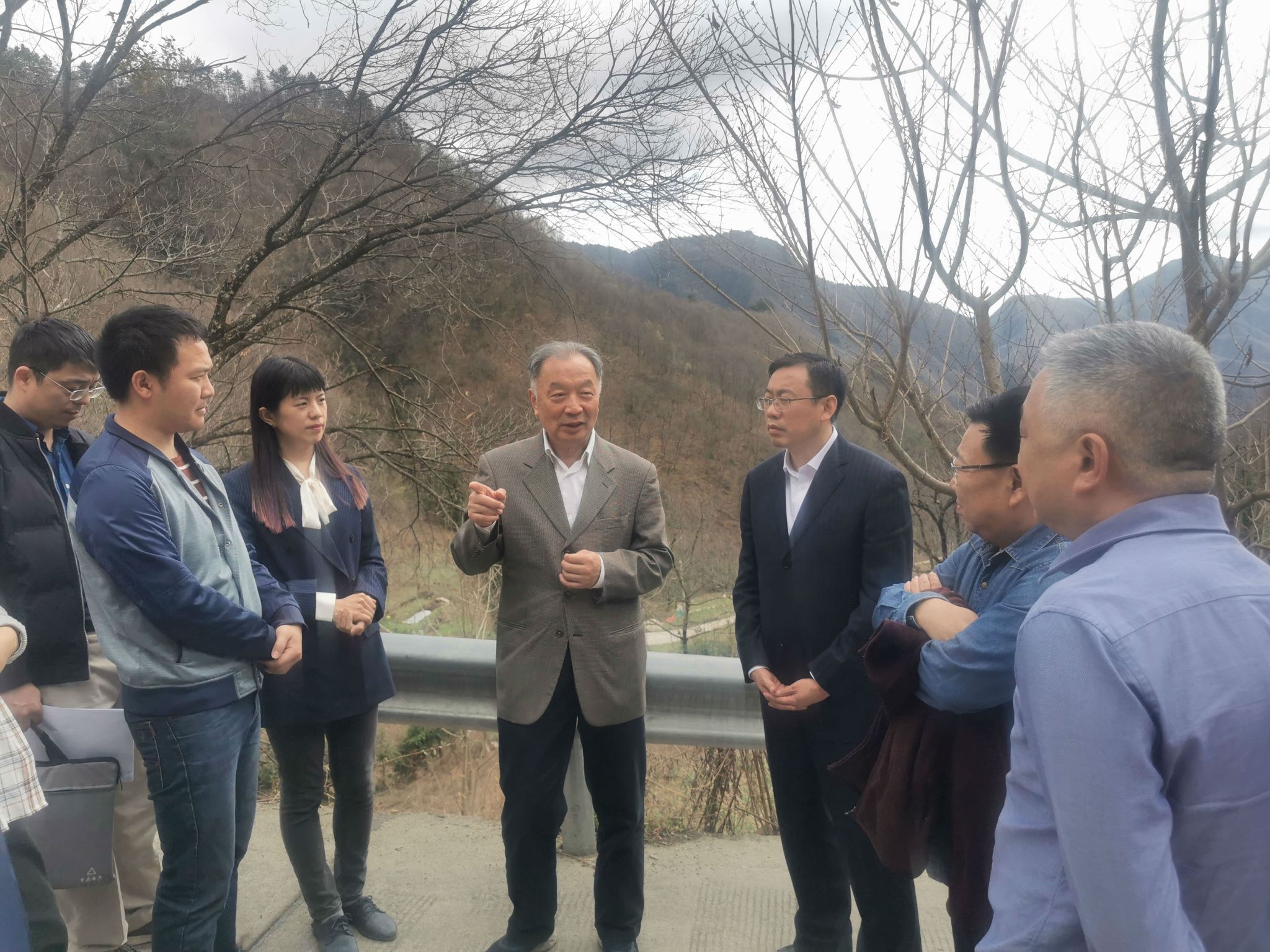 图4 温铁军调研岚天乡“晓屋”项目.JPG