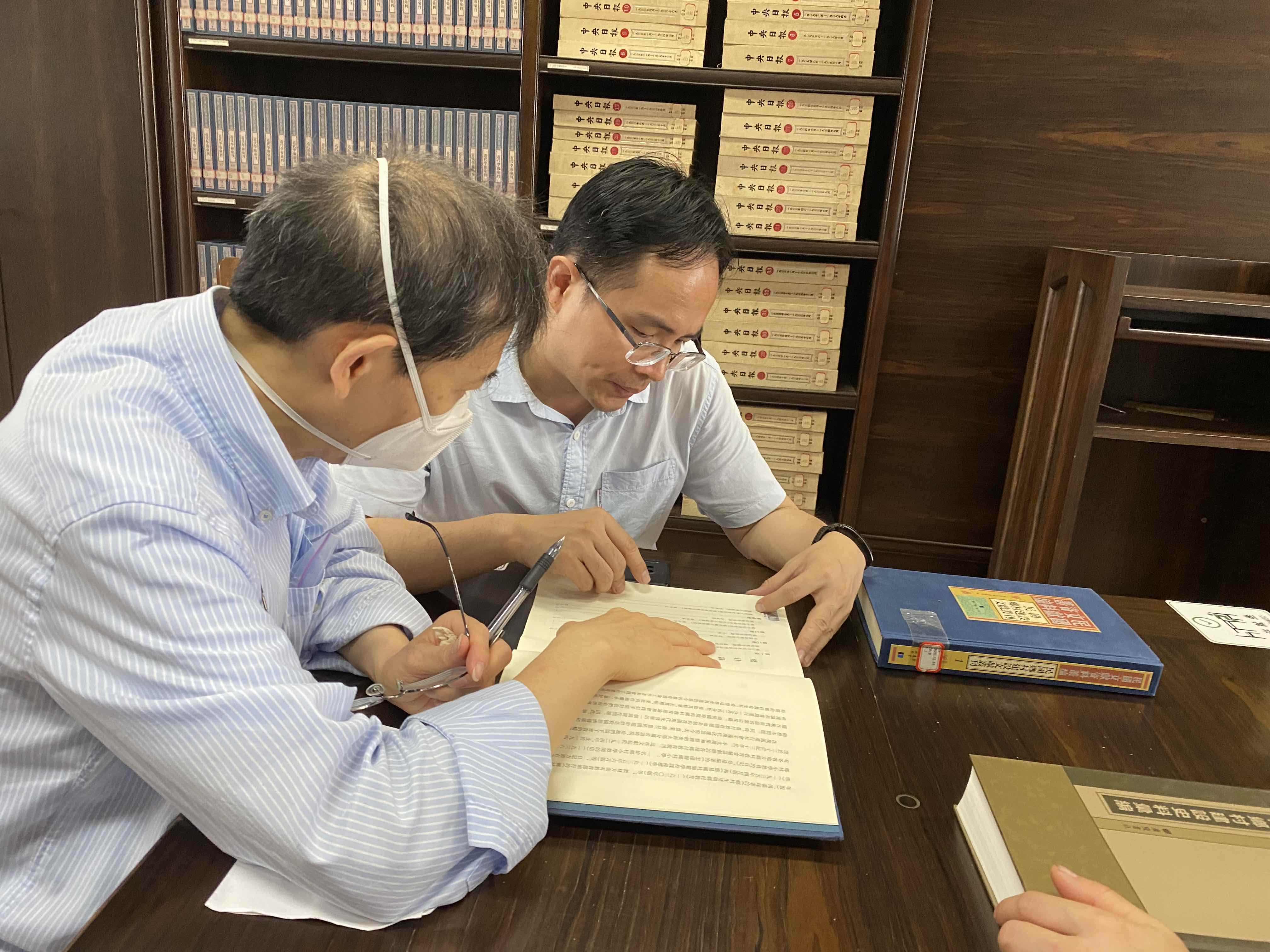 12-潘家恩教授陪同梁耀先生在76net必赢官网中心图书馆查阅资料.jpg